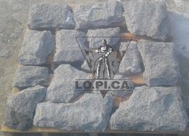 Polygonalplatten Vorderseite bossiert - bugnato aus Luserna Gneis