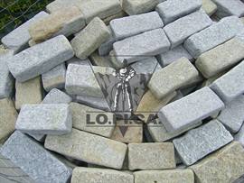 Getrommelte Mauerverblendsteine aus Luserna Gneis