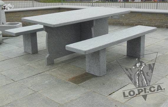 Tavoli e sedie in pietra di Luserna