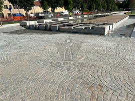 Sedute e pavimentazione in pietra di Luserna