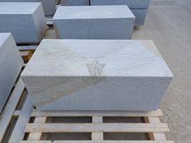 Seat in Luserna stone flamed